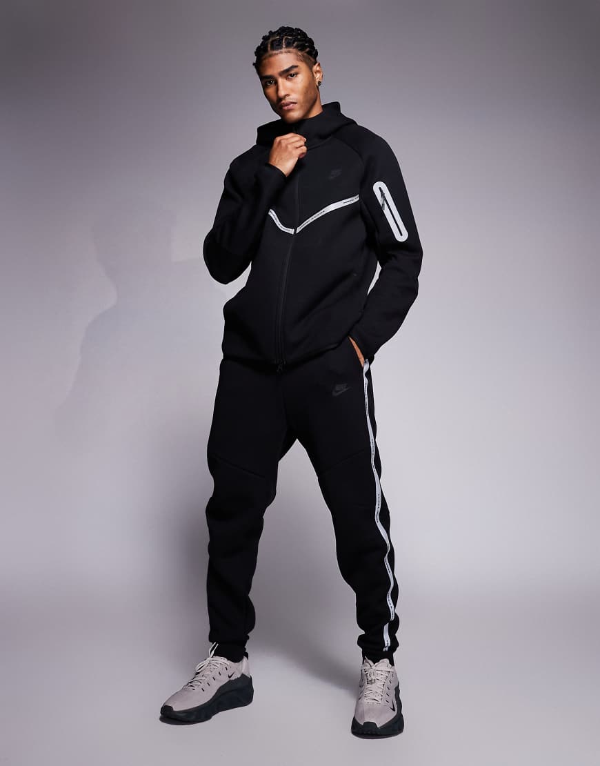 Nike - Tech Fleece - Jogginghose in Schwarz mit reflektierenden Details