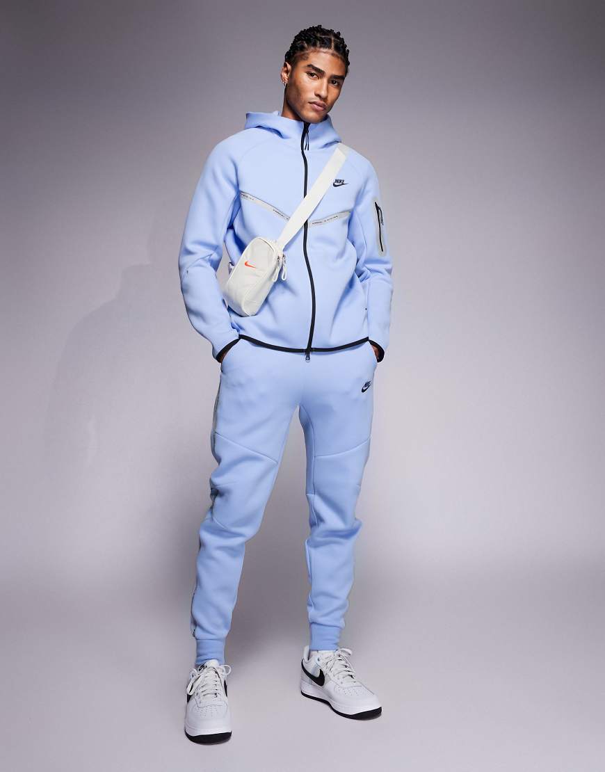 Nike - Tech Fleece - Kapuzenjacke in Hellblau mit reflektierenden Details und Reißverschluss