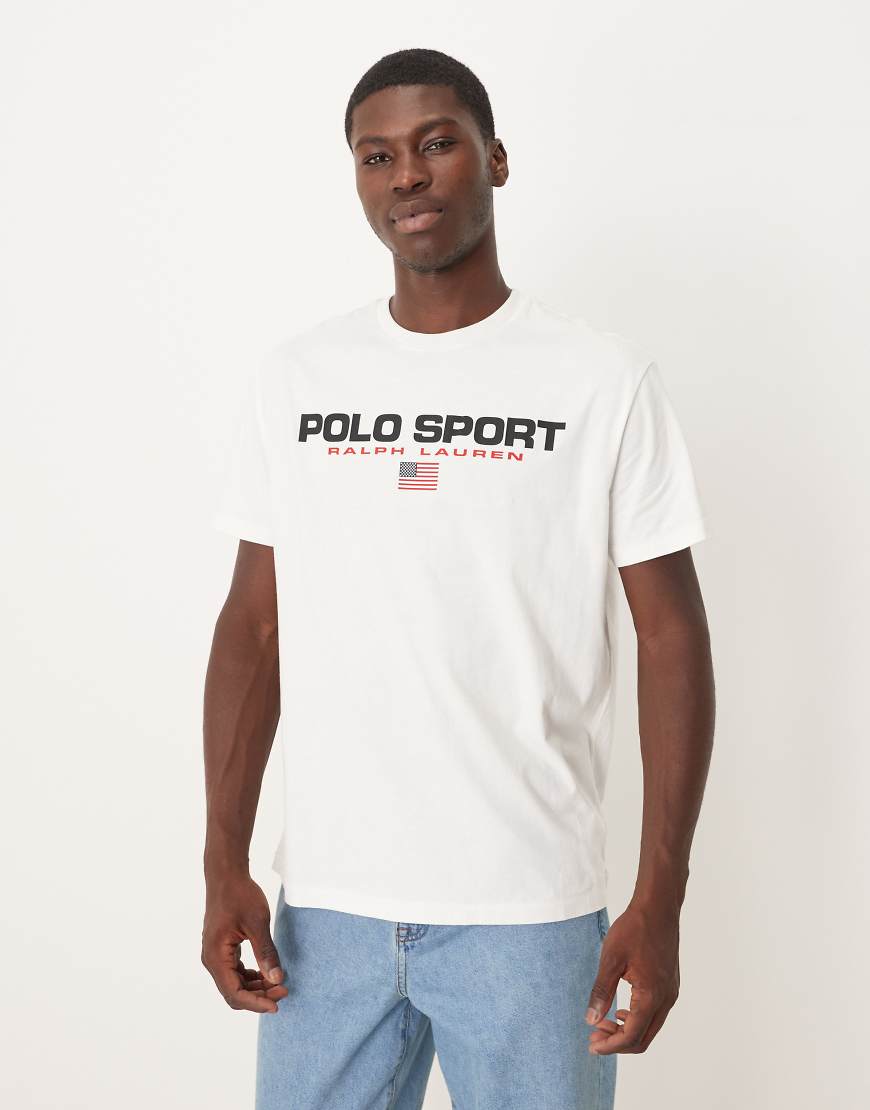 Polo Ralph Lauren - Sport - T-Shirt in Weiß mit Flaggen-Logoprint auf der Brust und klassischer Passform