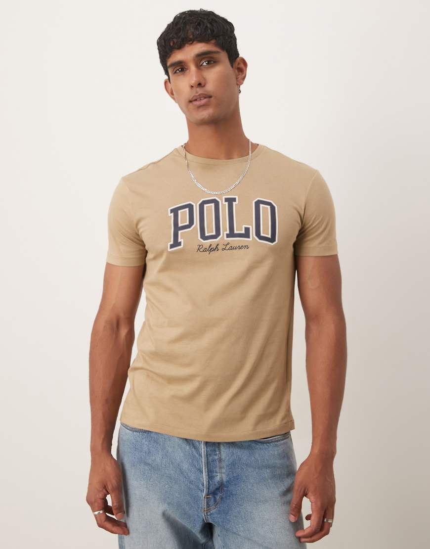 Polo Ralph Lauren - T-Shirt in Hellbraun mit College-Logo-Schriftzug