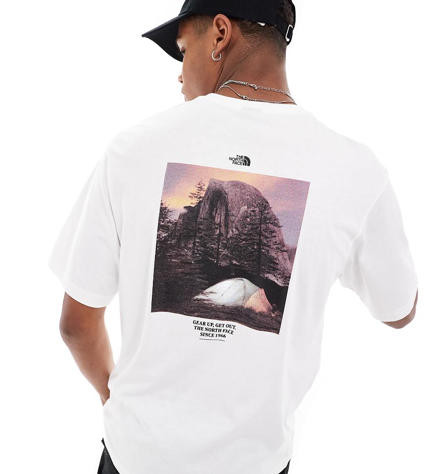 The North Face - Camping - T-Shirt in Weiß mit Retro-Grafikprint auf dem Rücken, exklusiv bei ASOS