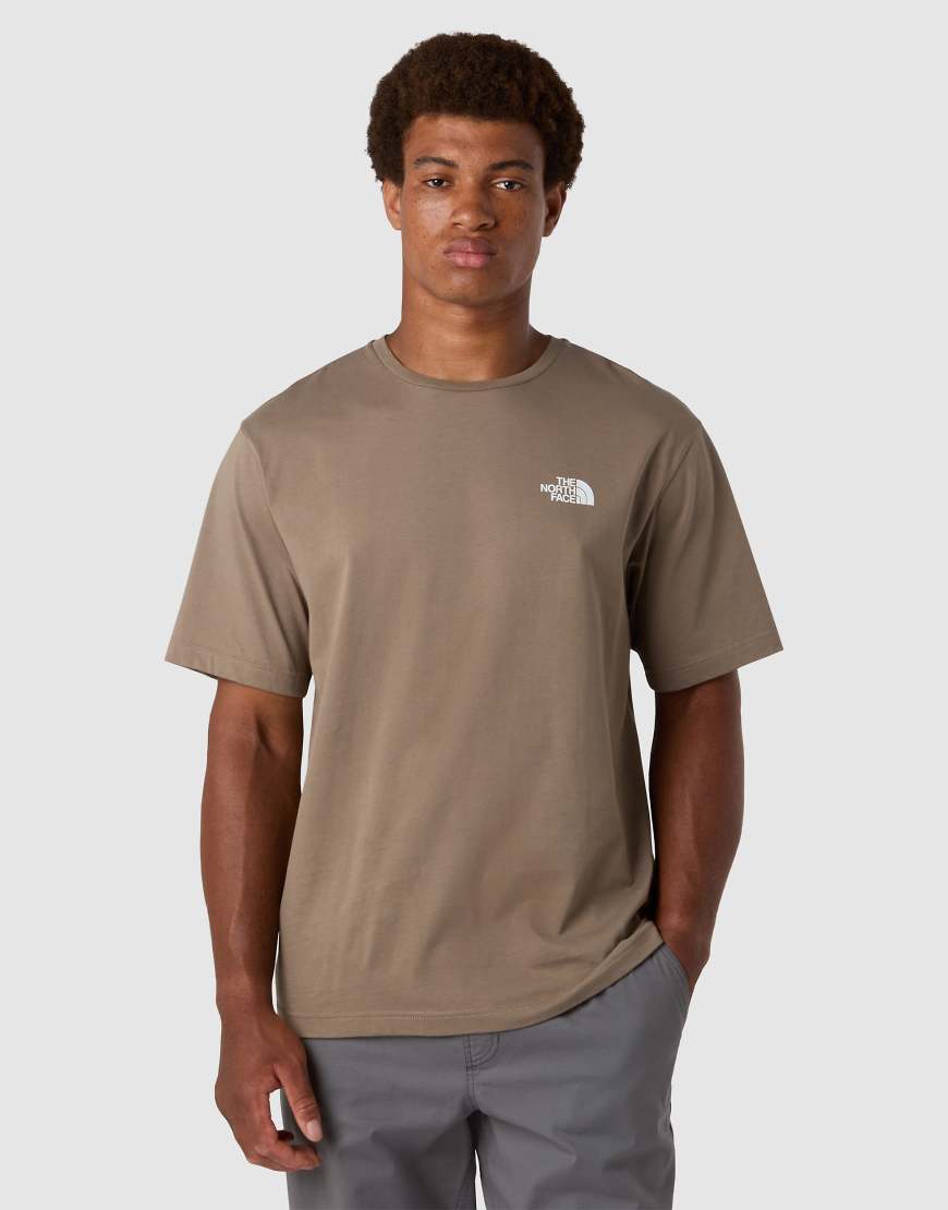 The North Face - M Mountain - Relaxed-Fit-T-Shirt in Mokkabraun/TNF-Weiß mit Skizzenprint-Neutral