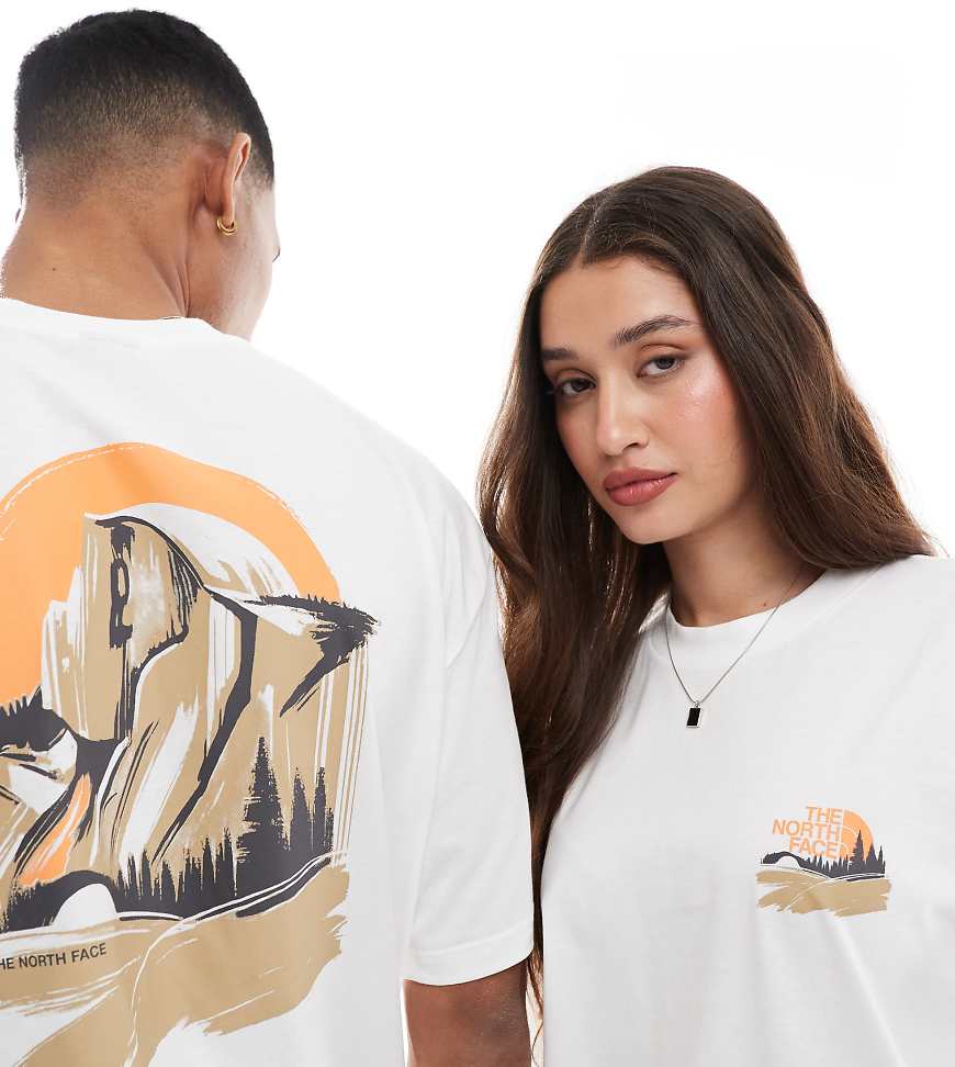 The North Face - Oversize-T-Shirt in Weiß mit Berg-Rückenprint, exklusiv bei ASOS