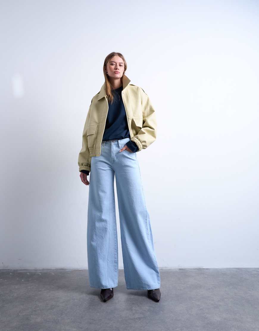 Topshop - Weite Jeans in ausgebleichter Optik mit mittelhohem Bund-Blau