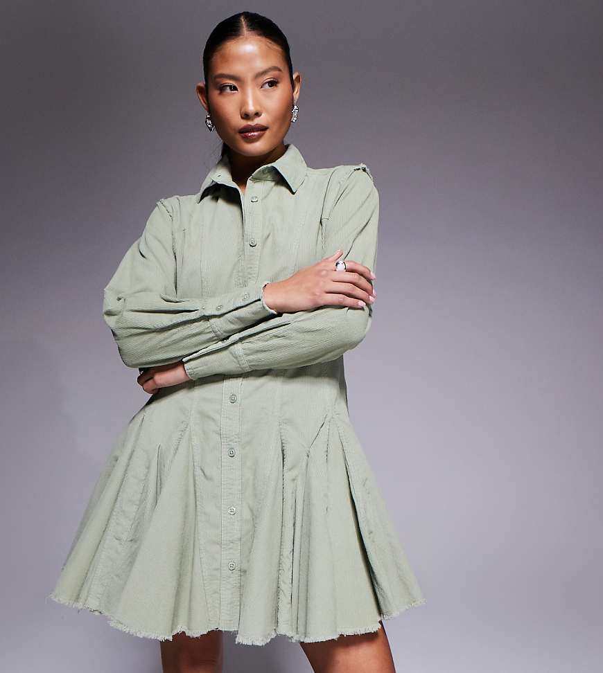 ASOS DESIGN Petite - Cord-Hemdkleid in Salbeigrün mit betonter Taille und Godets-Bunt