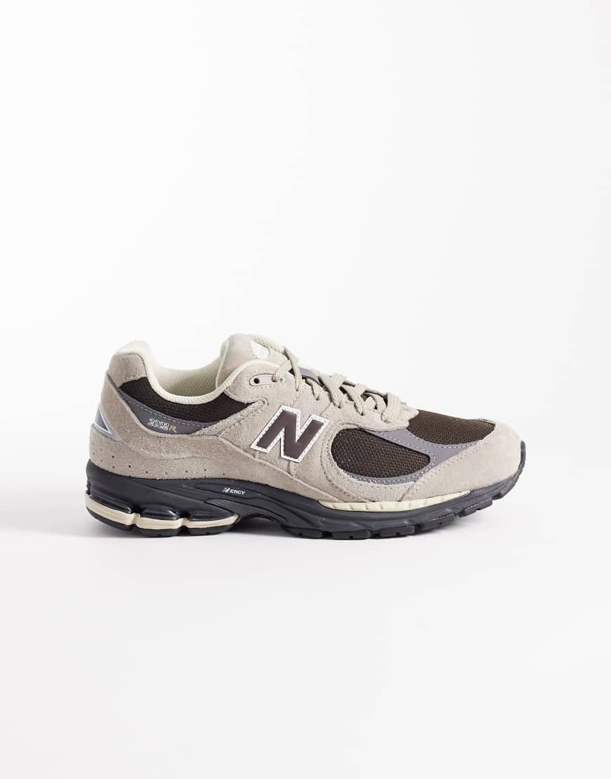 New Balance - 2002R - Sneaker in Taupe-Schwarz