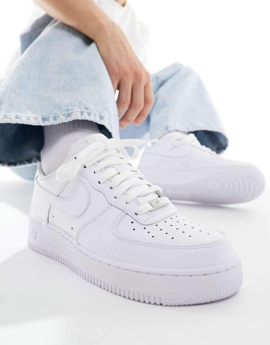 Nike - Air Force 1 '07 - Sneaker in Dreifach-Weiß