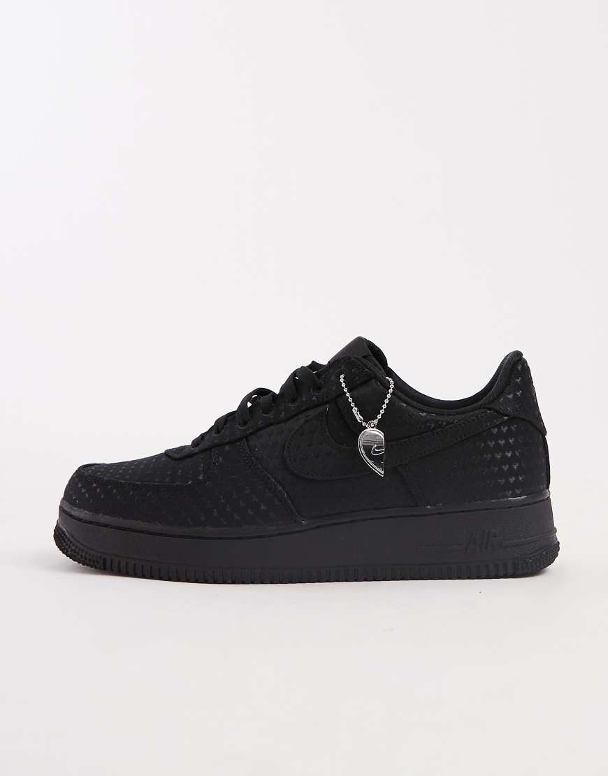 Nike - Air Force 1 '07 - Sneaker in Schwarz mit aufgestickten Herzen