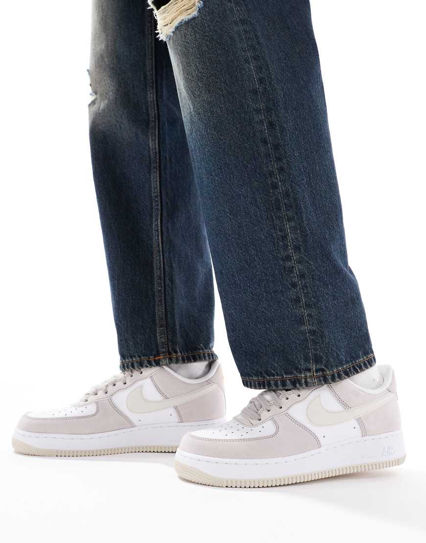 Nike - Air Force 1 '07 - Sneaker in Weiß und Creme-Grau