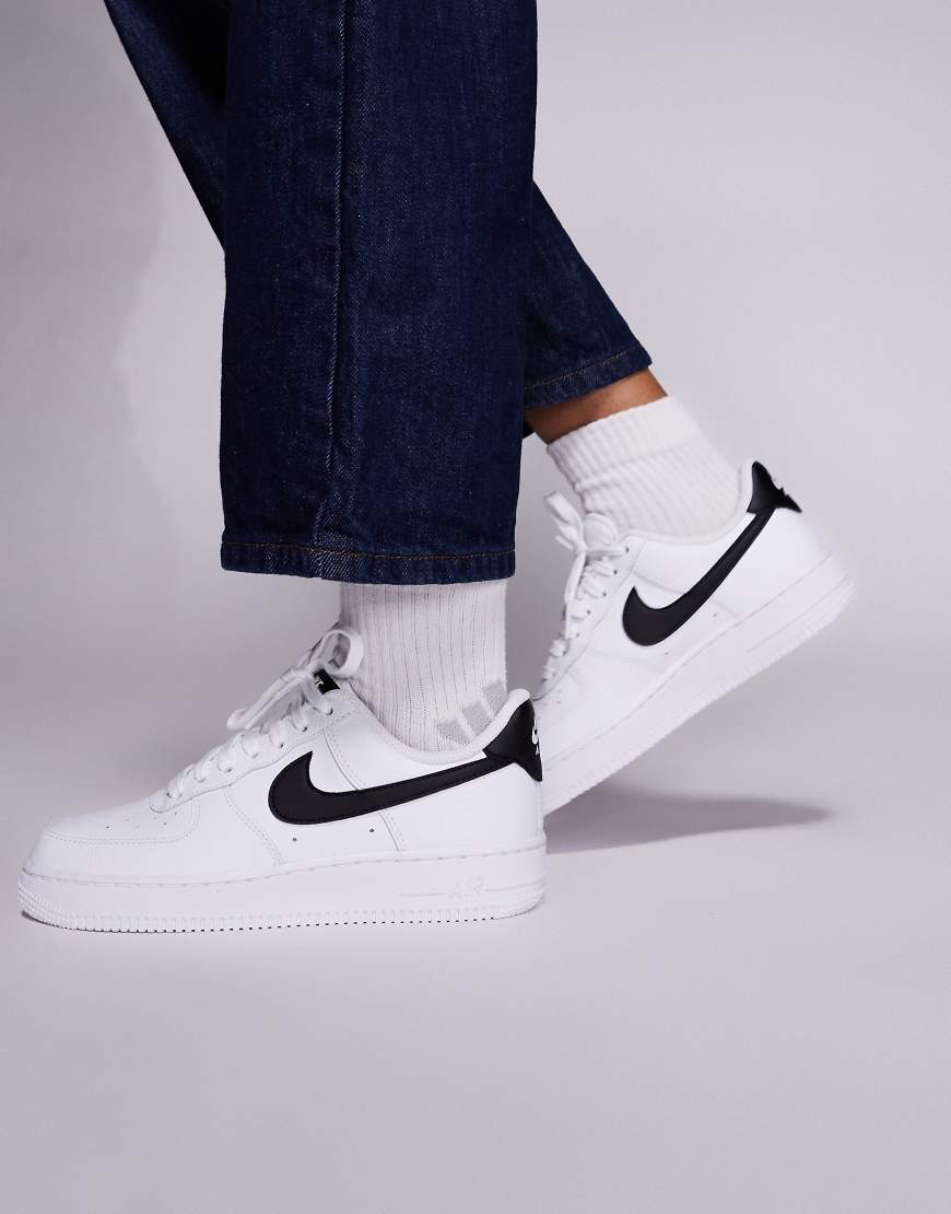 Nike - Air Force 1 '07 - Sneaker in Weiß und Schwarz