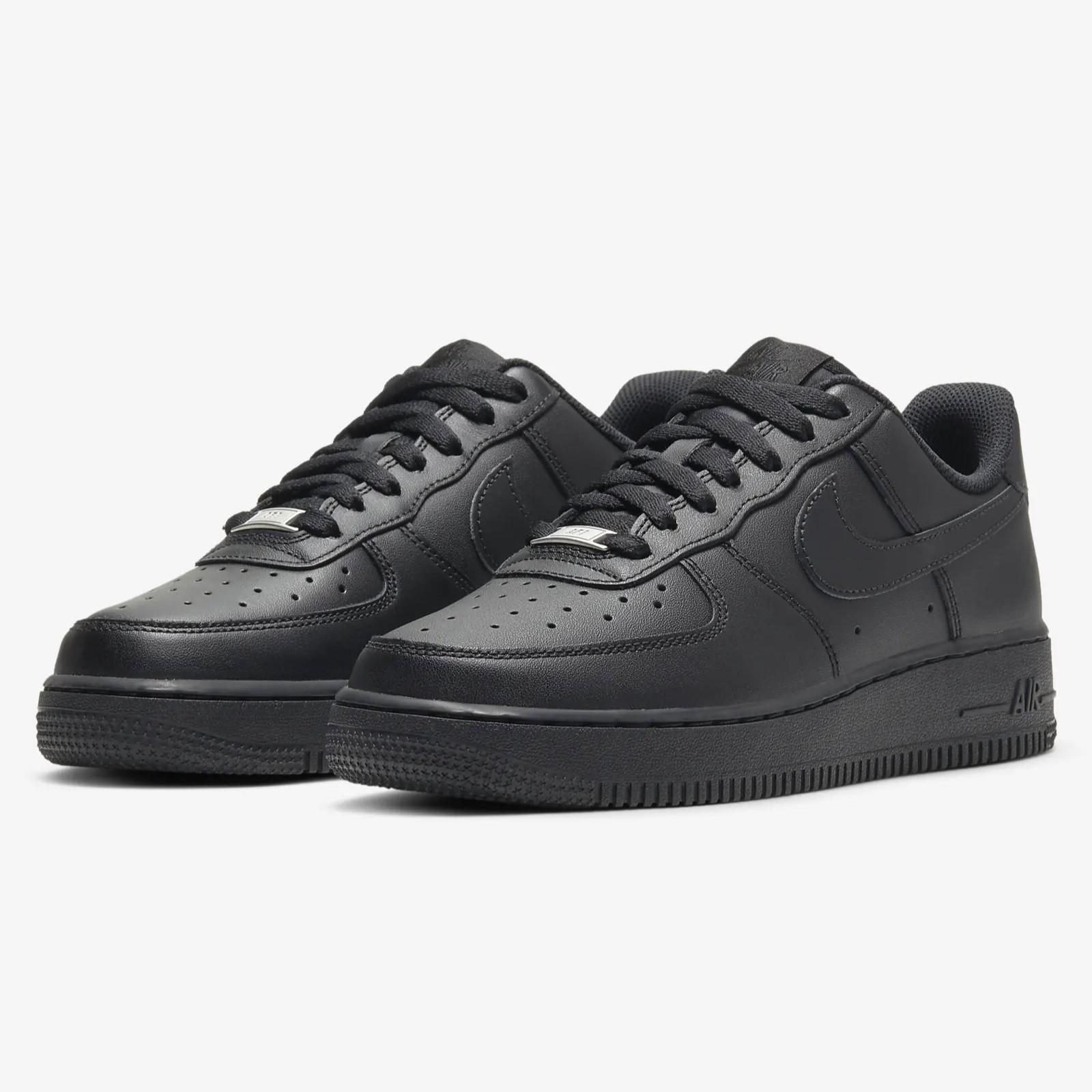 Nike Air Force 1 '07 damessneakers in zwart - maat EU 36 / UK 3