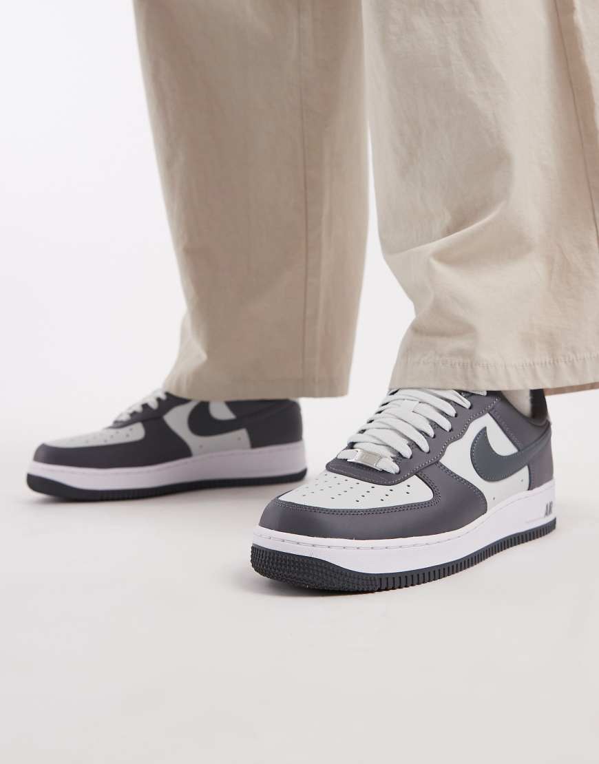 Nike - Air Force 1 - Sneaker in Dunkelgrau und Wollweiß
