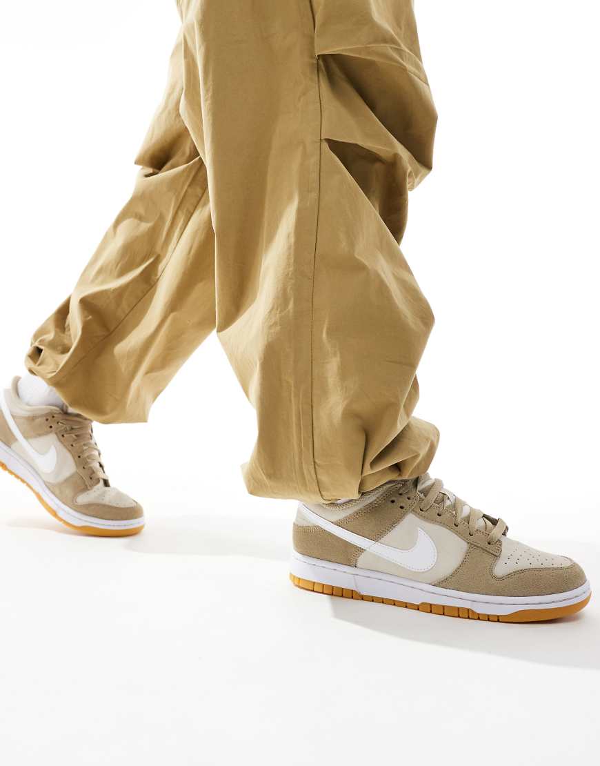 Nike - Dunk Low - Sneaker in Creme und Erzbraun-Weiß