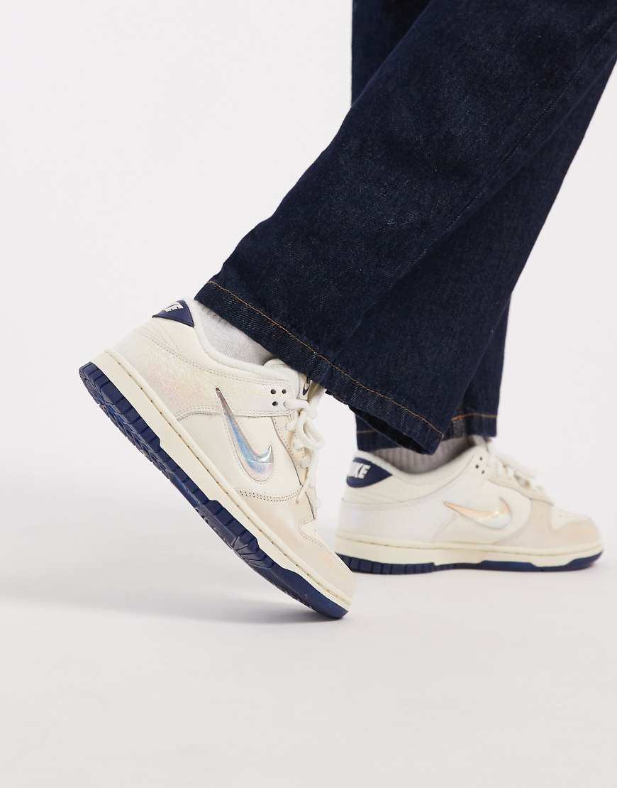 Nike - Dunk Low - Sneaker in gebrochenem Weiß/Schimmernd-Neutral