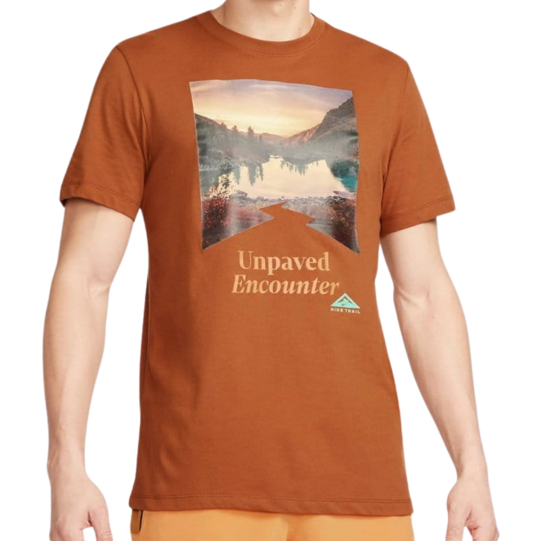 Nike Mountail Trail-logo bruin T-shirt - maat S