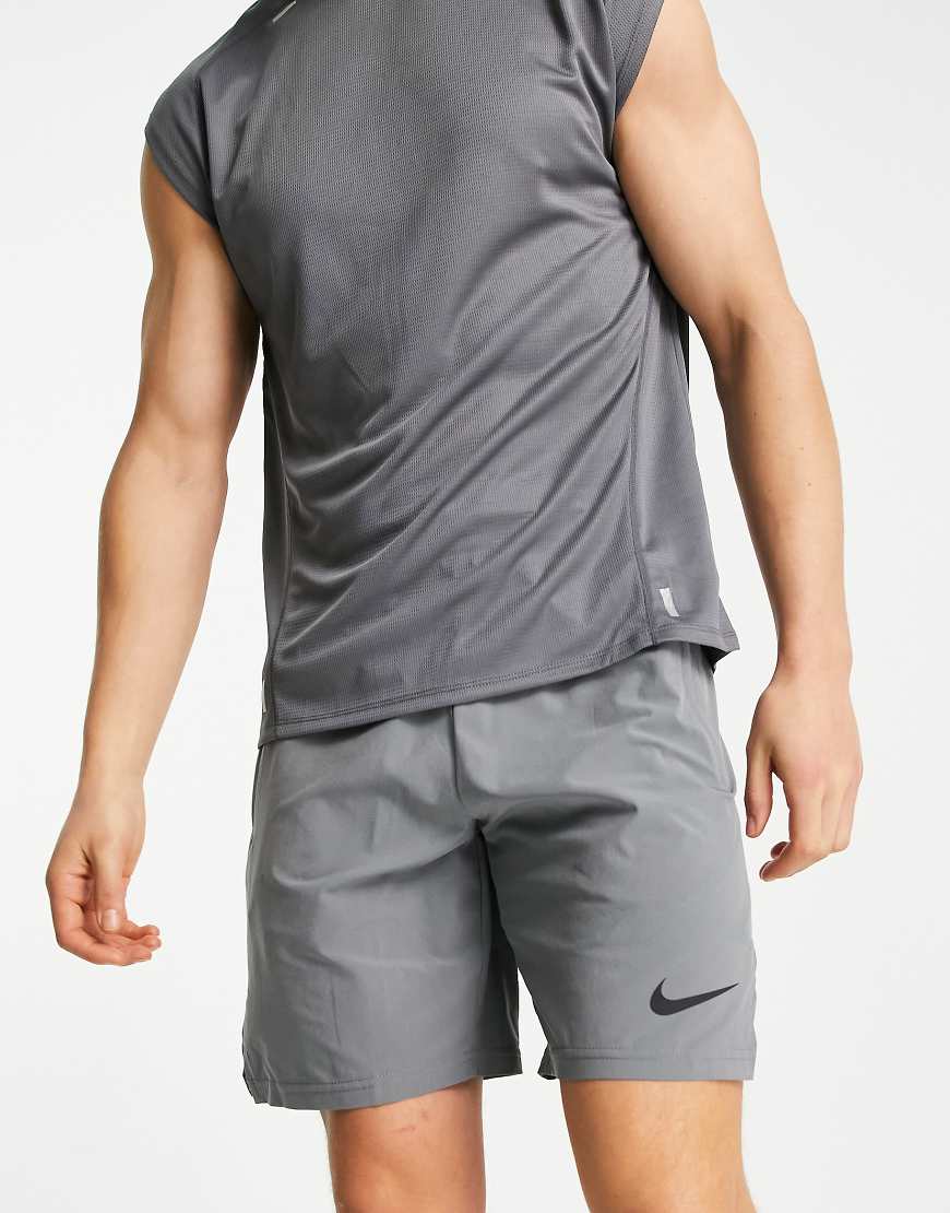 Nike Pro Training - Flex Vent Max Dri-FIT - Shorts in Grau, 8 Zoll lang