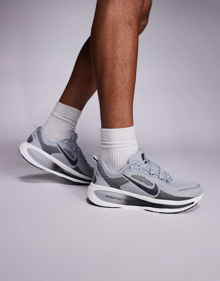 Nike Running - Vomero 18 - Sneaker in Hellgrau und Schwarz