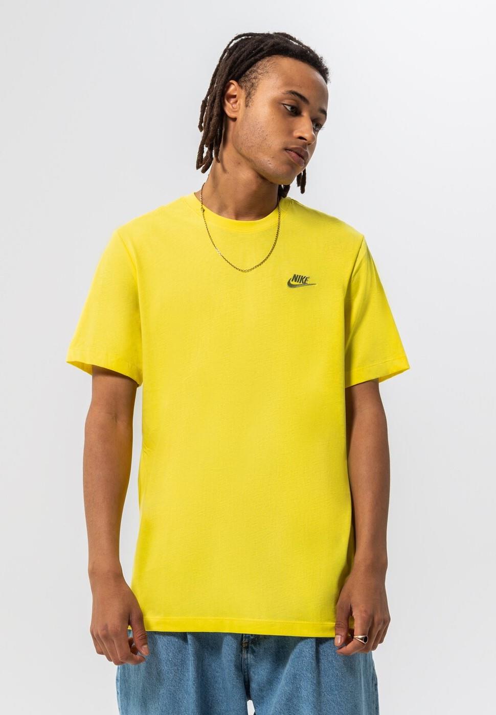 Nike Sportswear Club T-shirt voor heren in geel - maat L