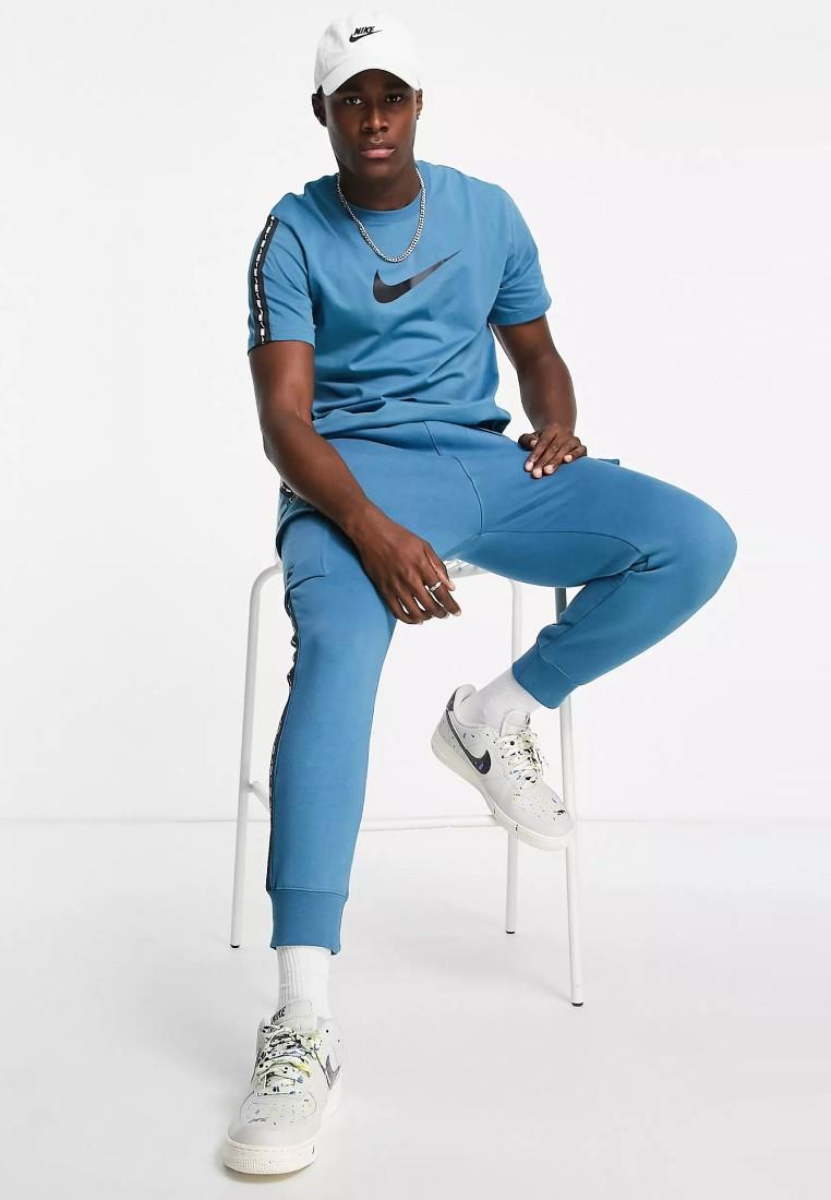 Nike Sportswear Repeat T-shirt Club in stormblauw - maat XL