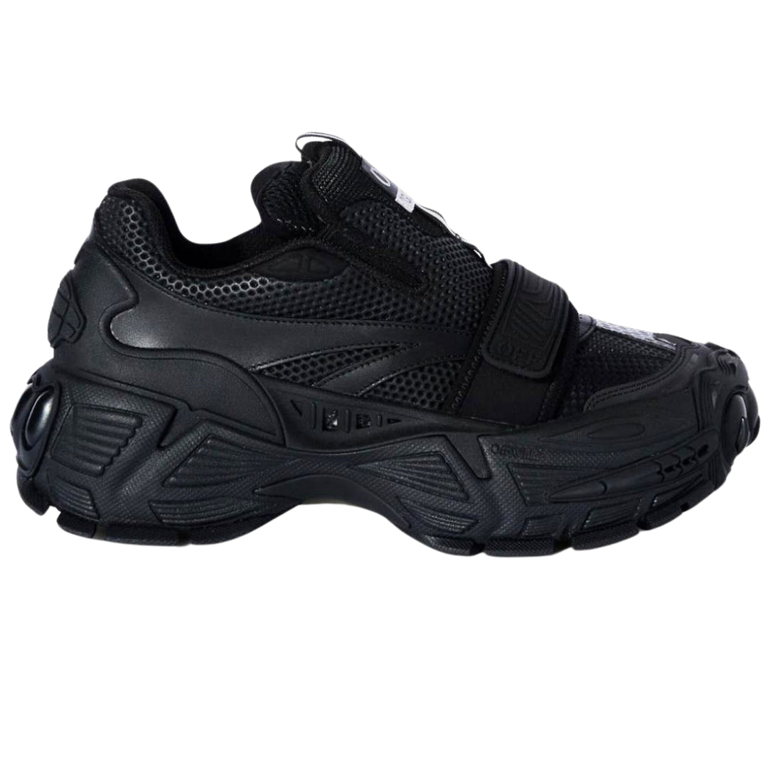 Gebroken witte handschoen slip zwarte sneakers