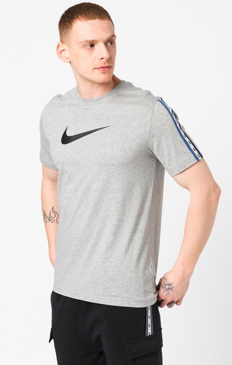 Nike Sportswear Repeat T-shirt Club in grijs