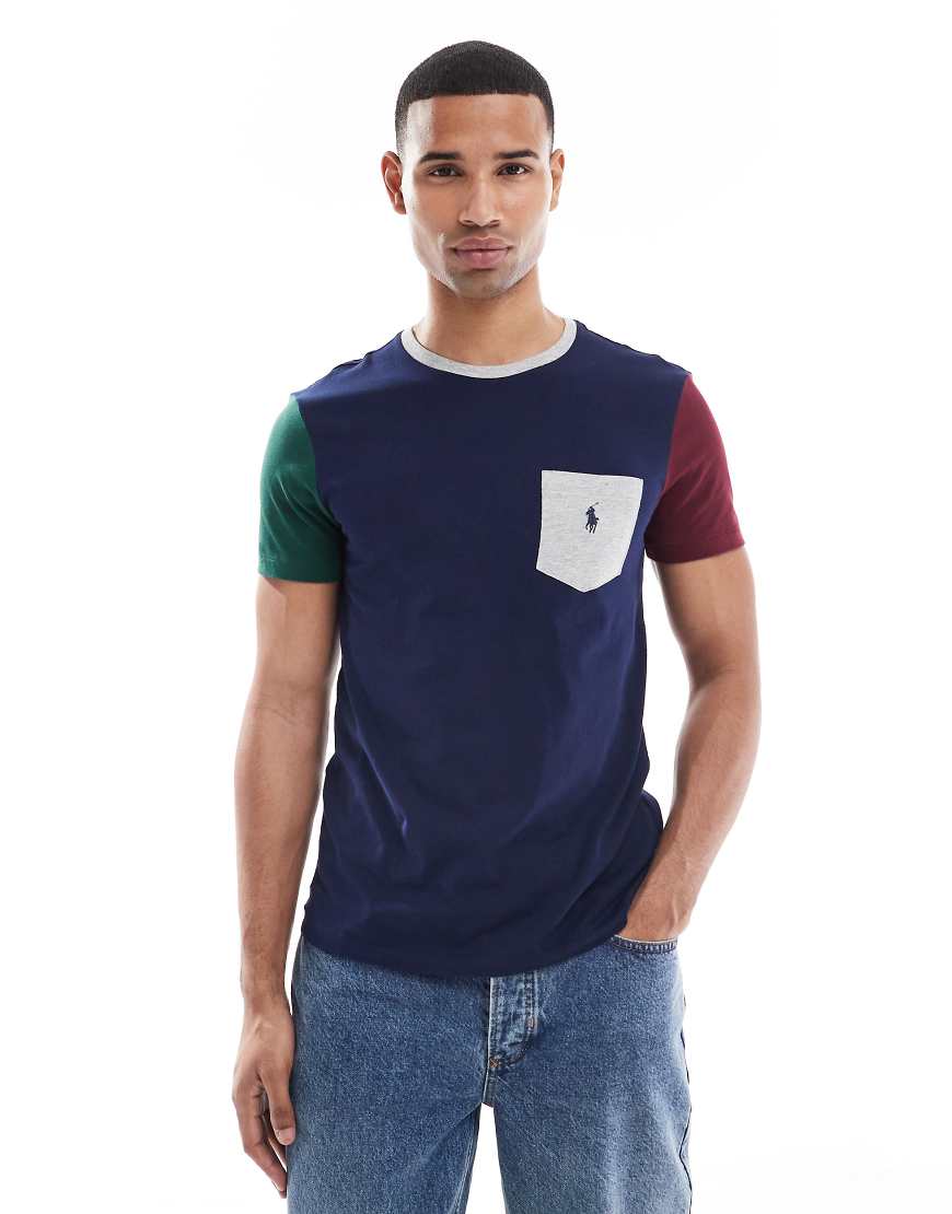 Polo Ralph Lauren - Custom Fit T-Shirt in Marineblau-Bunt mit Markenlogo, Brusttasche und Farbblockdesign