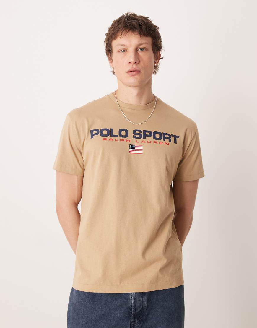 Polo Ralph Lauren - Sport - T-Shirt in Khakibeige mit Flaggen-Logoprint auf der Brust und klassischer Passform-Grün