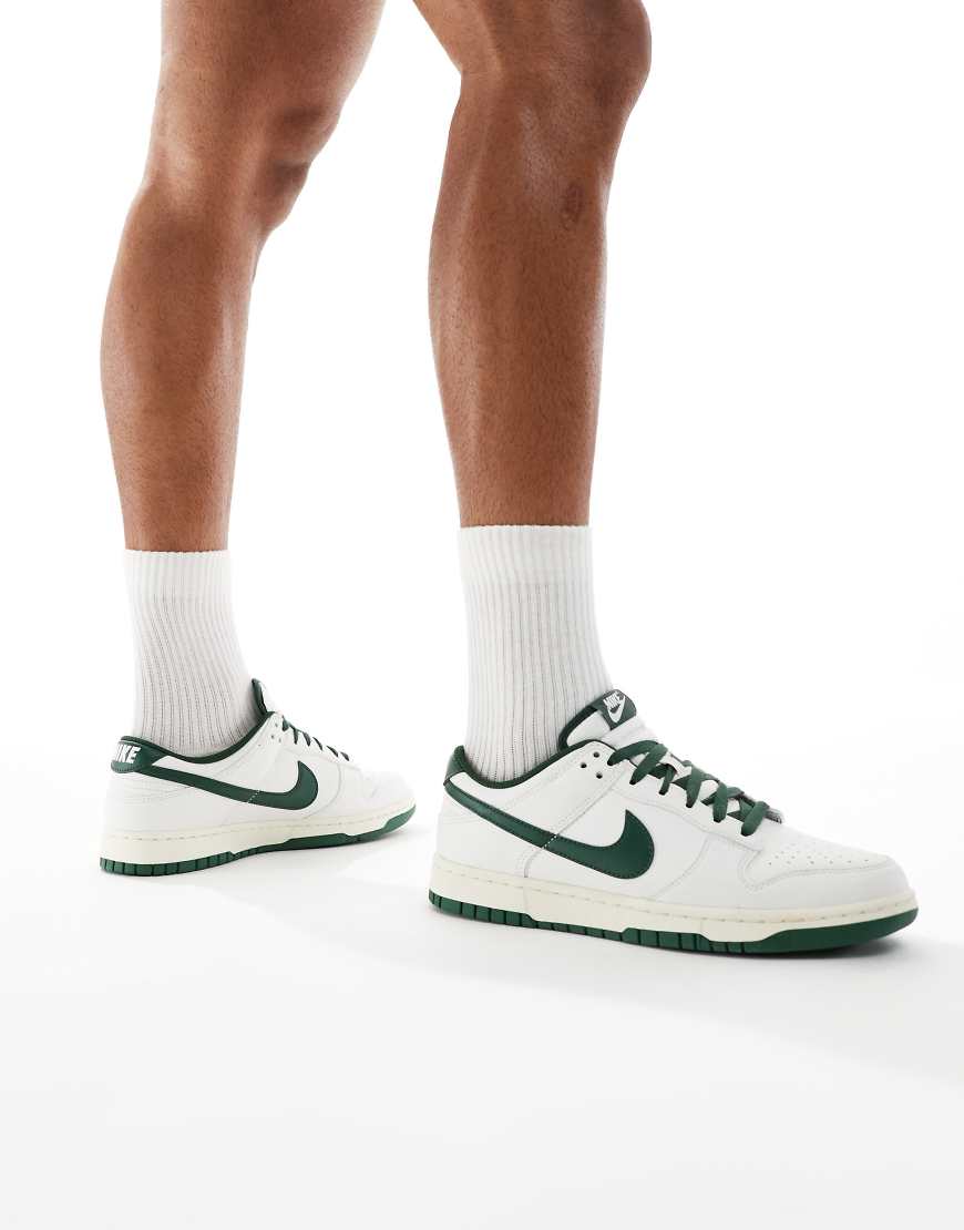 Nike - Dunk Low Retro - Niedrige Sneaker in Wollweiß und Grün