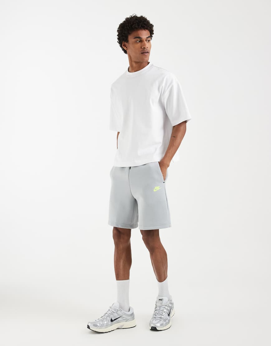 Nike - Tech Fleece - Strick-Shorts in Grau und Volt-Grün