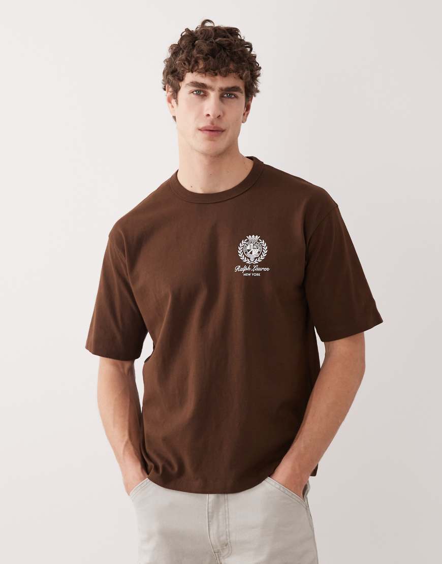 Polo Ralph Lauren - Schweres T-Shirt in Braun mit Heritage-Wappenprint auf dem Rücken-Brown
