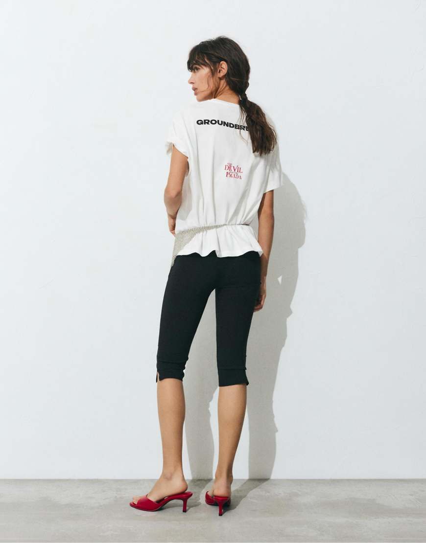 Pull & Bear - T-Shirt in Eisweiß mit "Der Teufel trägt Prada"-Grafik