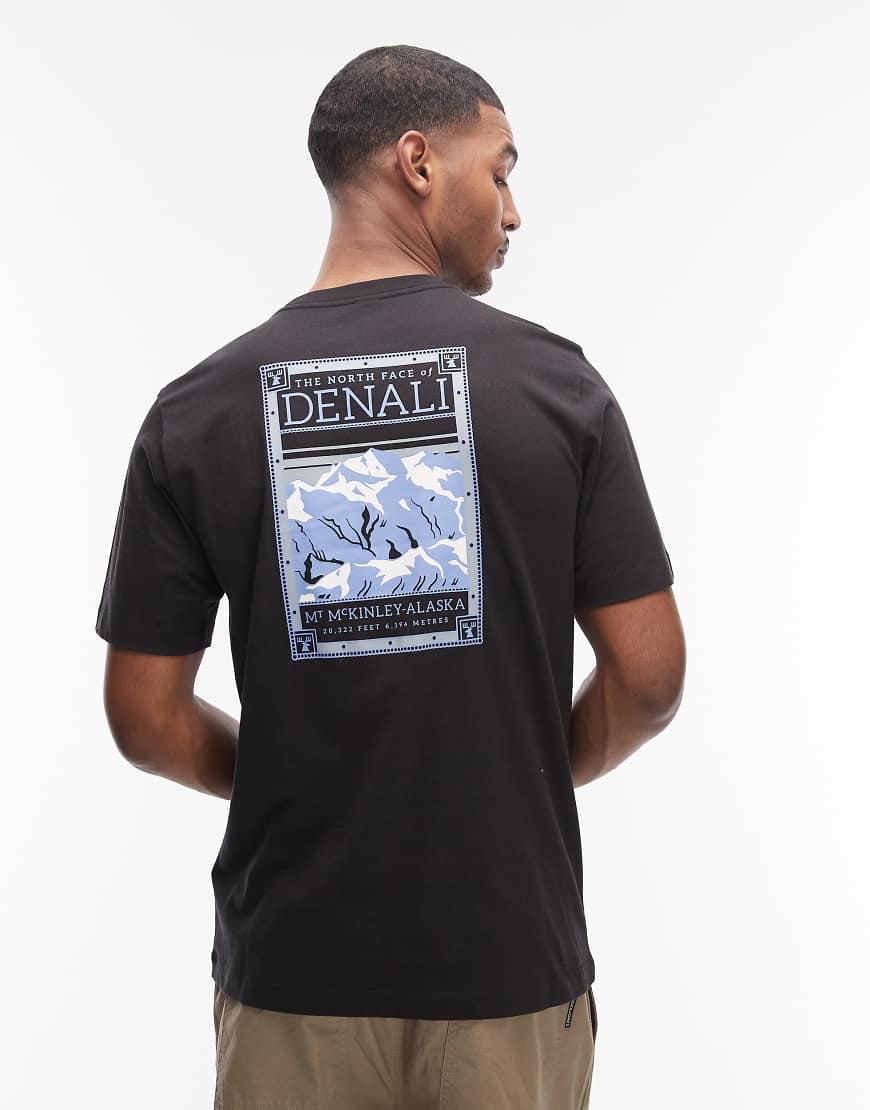 The North Face - Denali - T-Shirt in Schwarz mit Rückenprint