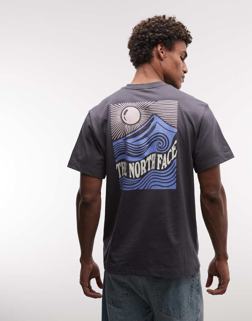 The North Face - Mountain Escape - Locker geschnittenes T-Shirt in Grau mit Rückenprint