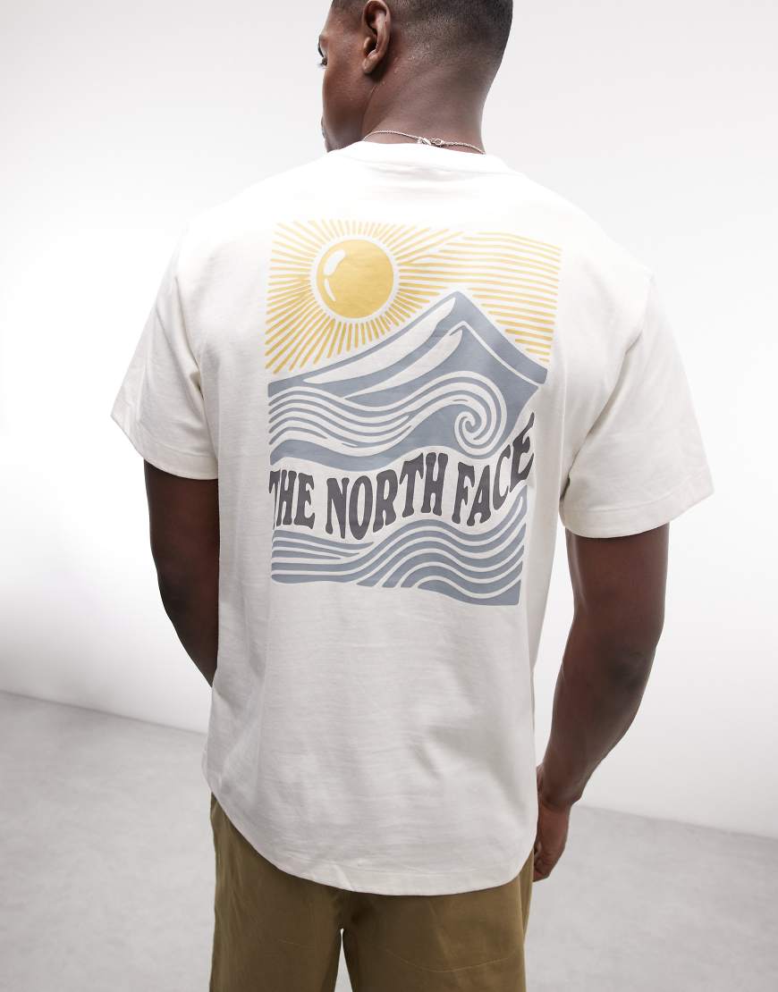 The North Face - Mountain Escape - Relaxed-Fit-T-Shirt in Wollweiß mit Rückenprint