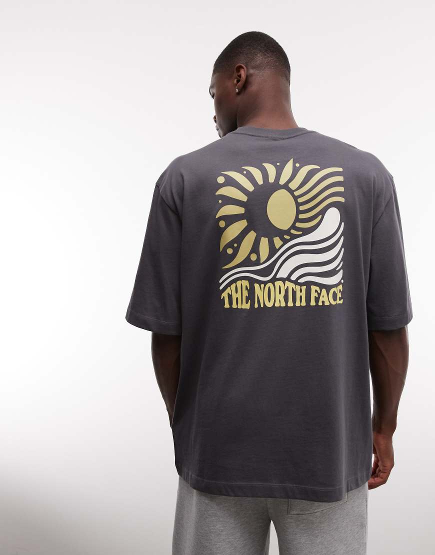 The North Face - Oversize-T-Shirt in Grau mit Sonnen-Rückenprint
