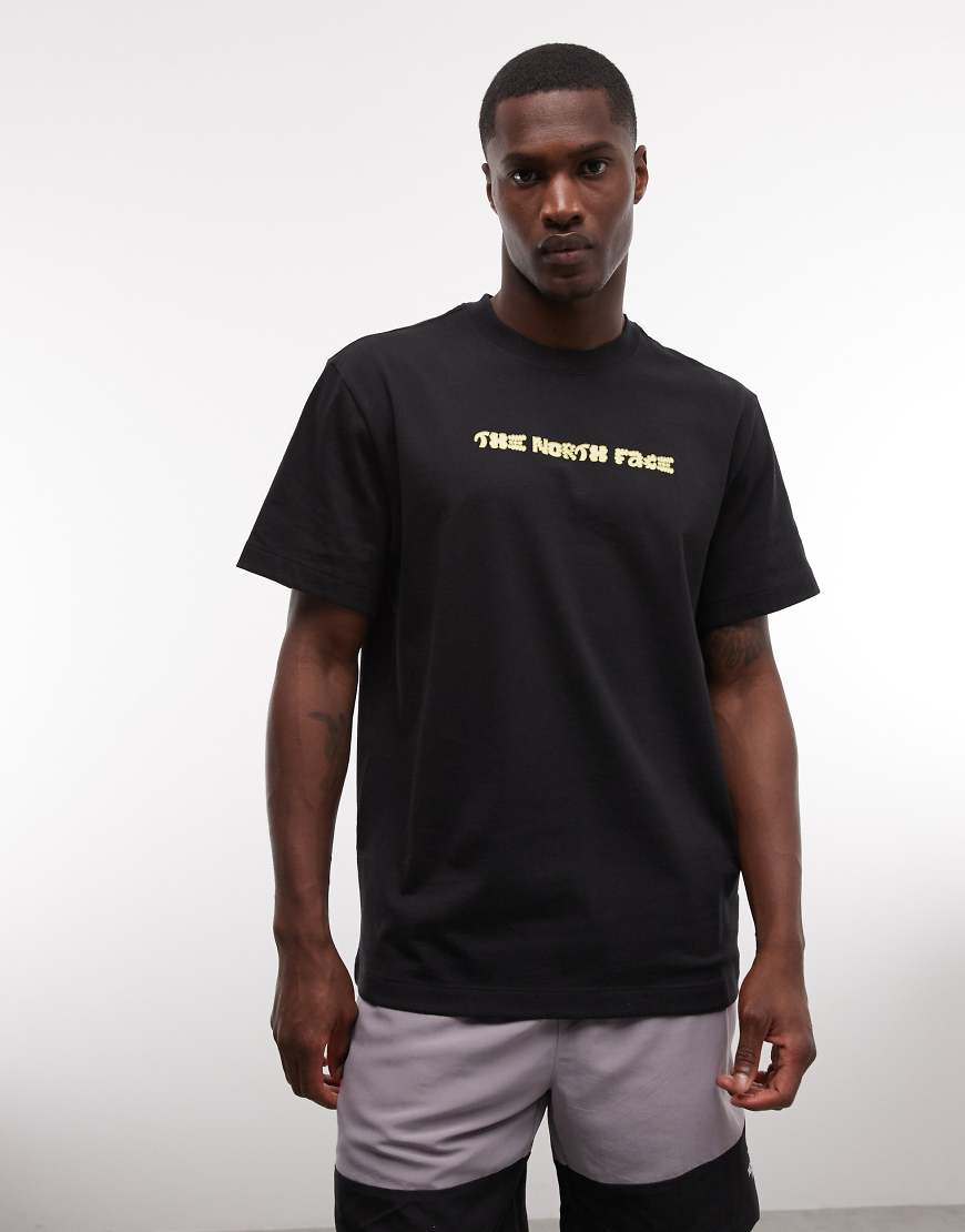 The North Face - Relaxed-Fit-T-Shirt in Schwarz mit verdrehtem Logo
