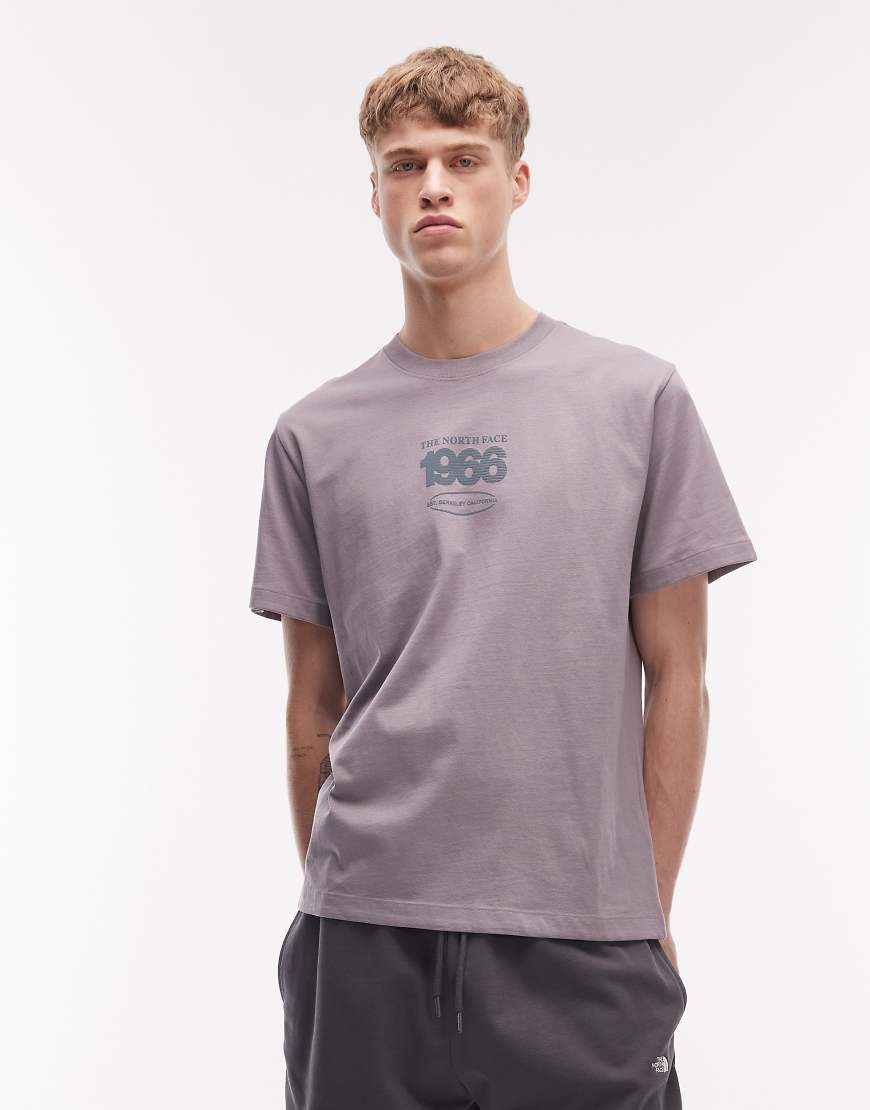 The North Face - Track - Locker geschnittenes T-Shirt in Grau mit Rückenprint