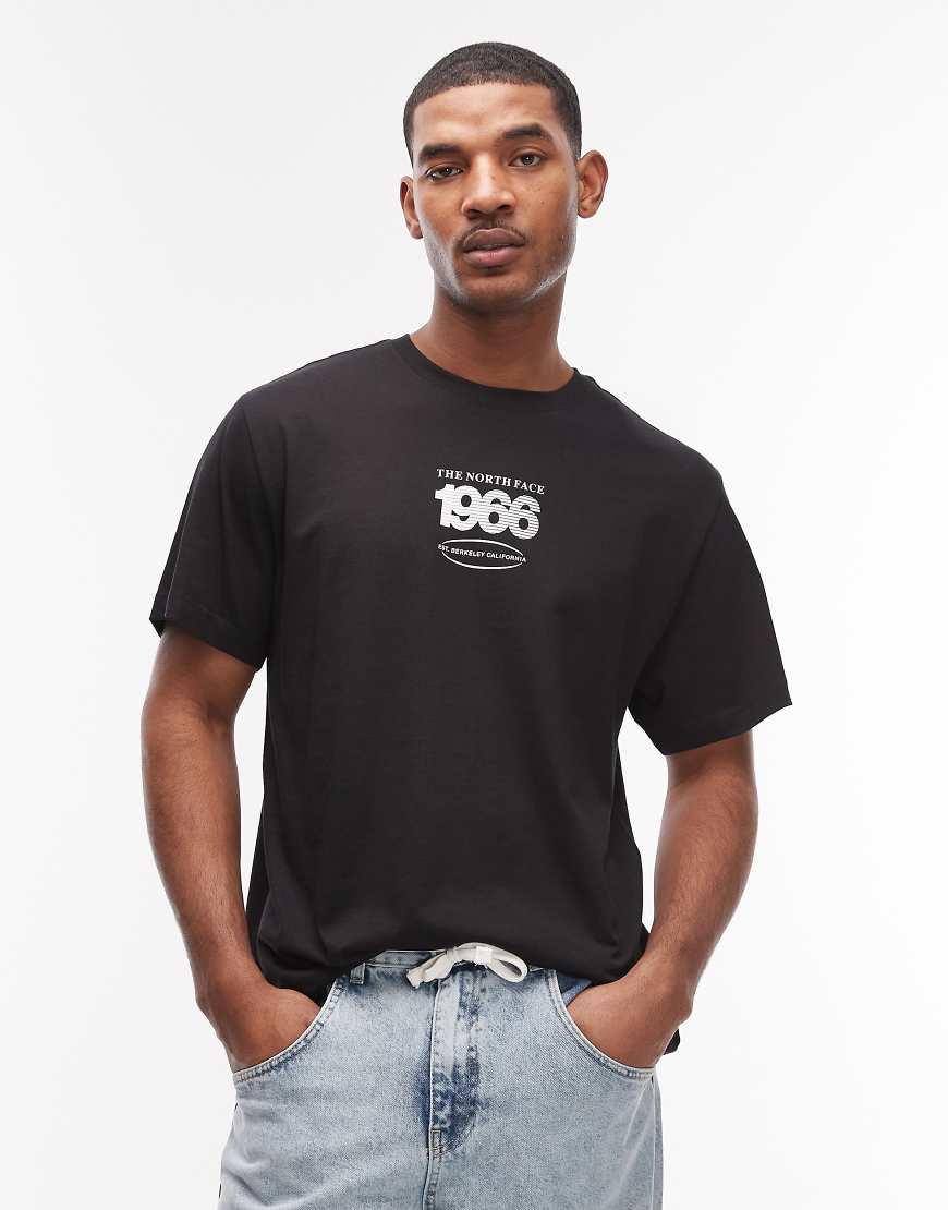 The North Face - Track - Locker geschnittenes T-Shirt in Schwarz mit Rückenprint