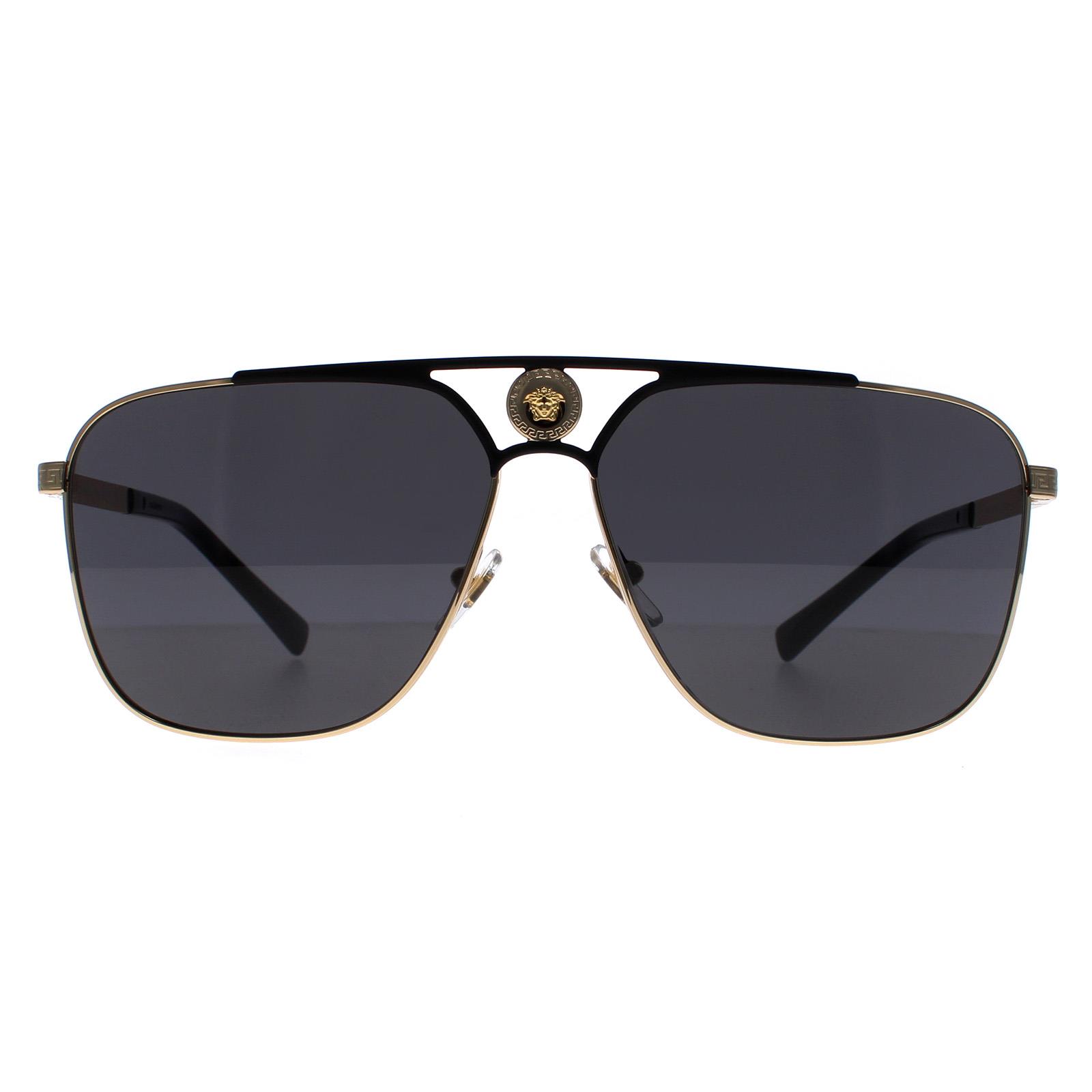 Versace VE2238 143687 gouden en matzwarte donkergrijze zonnebril