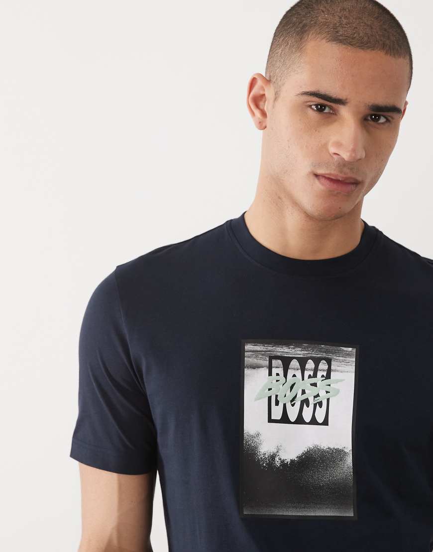 Hugo Boss - Relaxed-Fit-T-Shirt in Dunkelblau mit Grafik