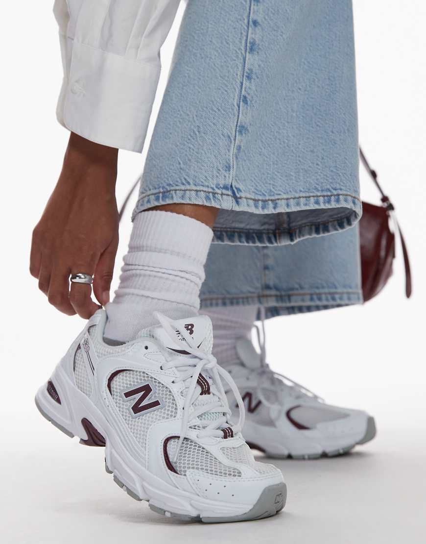 New Balance - 530 - Sneaker in Weiß und Burgunderrot