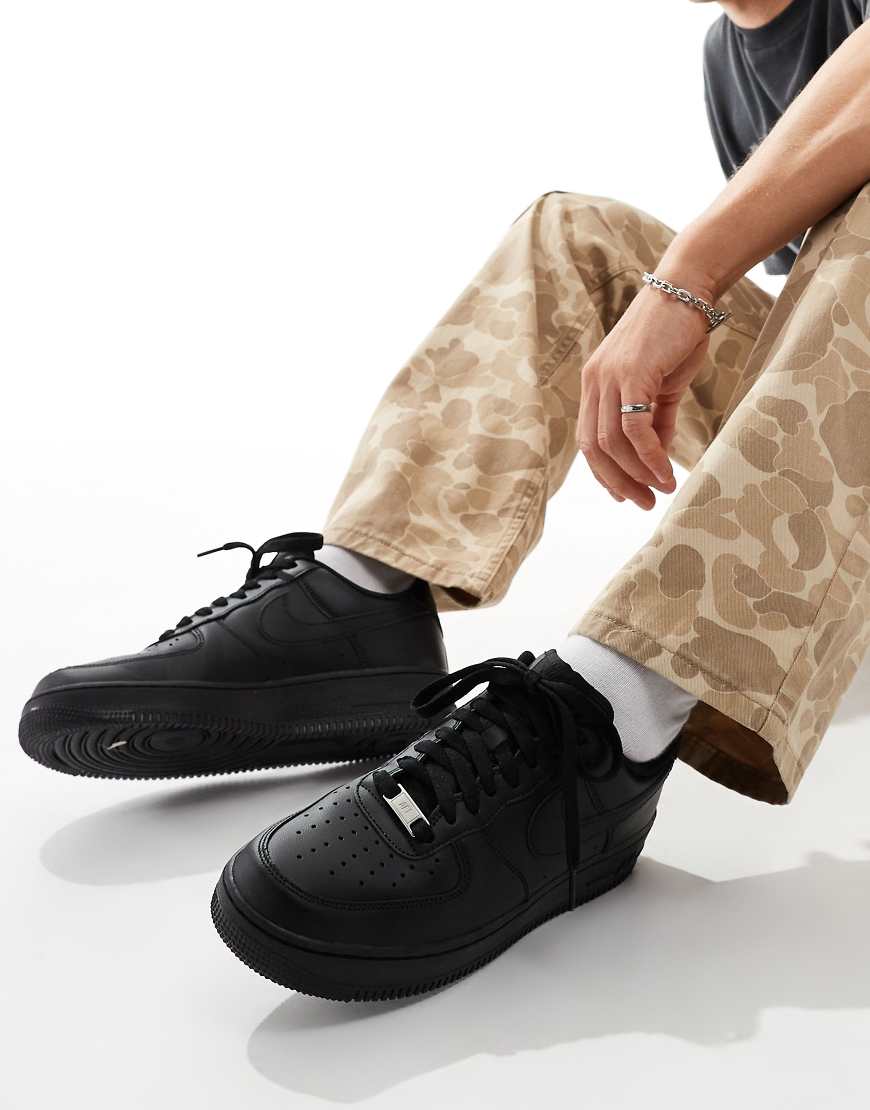 Nike - Air Force 1 '07 - Sneaker in Triple-Schwarz