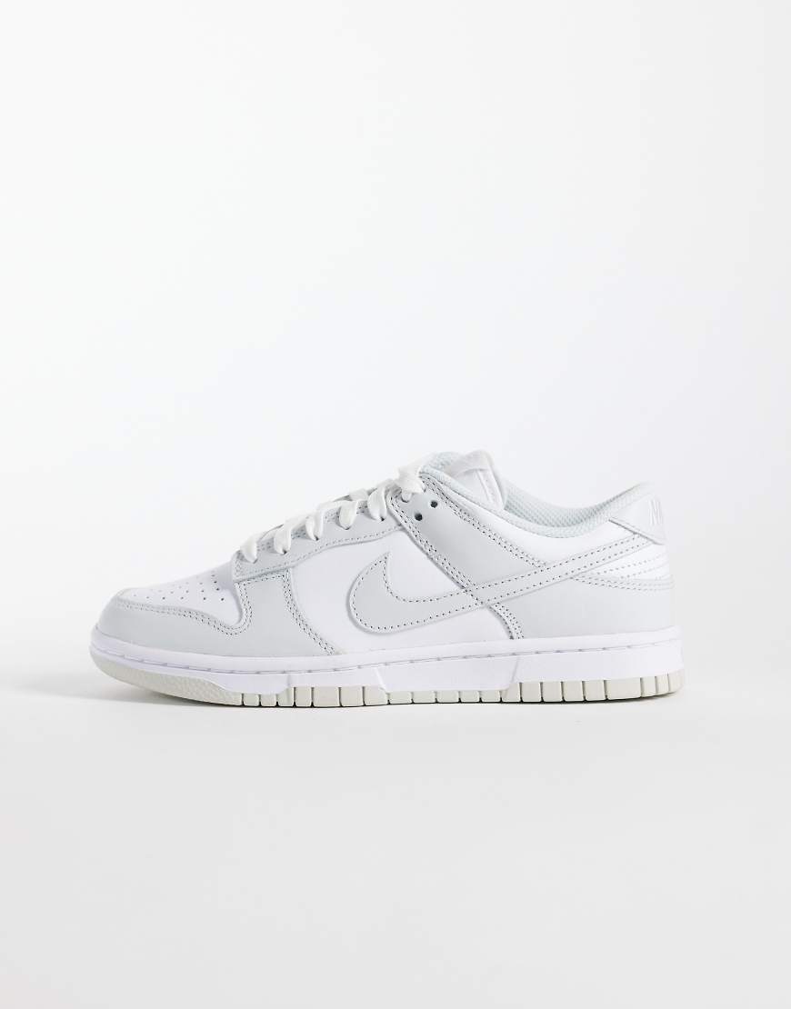 Nike - Dunk Low - Sneaker in Weiß und Grau