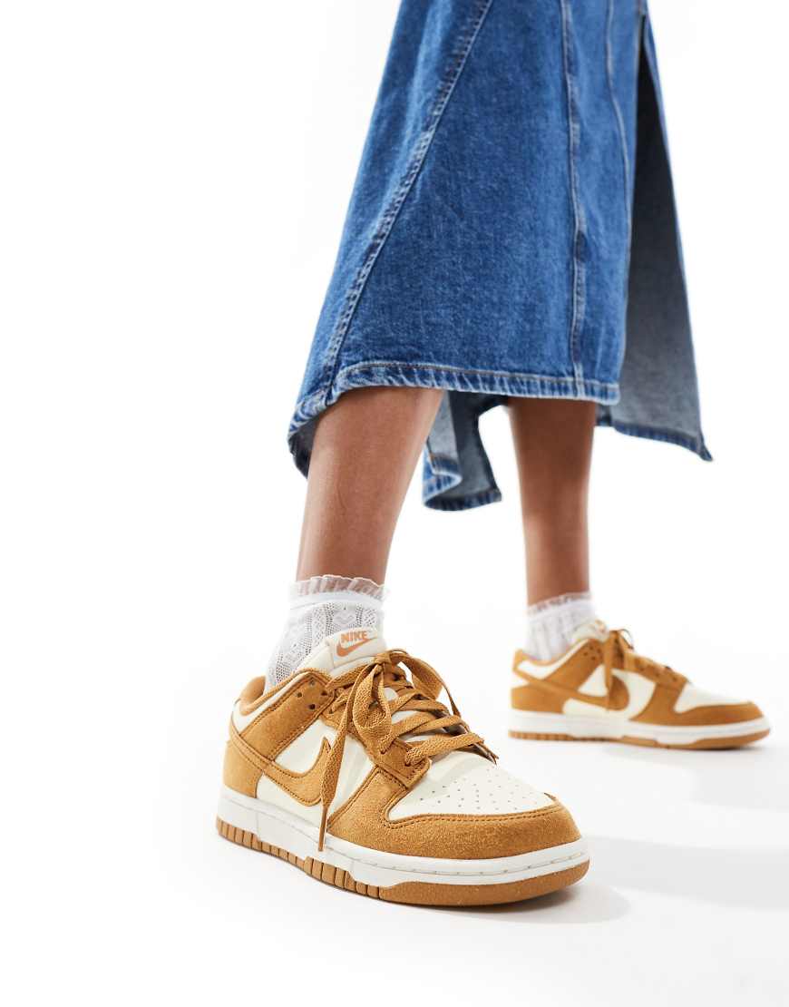 Nike - Dunk Low - Sneaker in gebrochenem Weiß und Flachsbraun