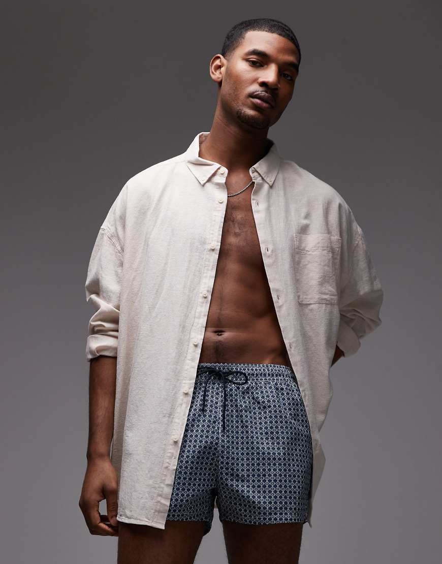 Tommy Hilfiger - Badeshorts mit Kordelzug und blauem geometrischem Muster